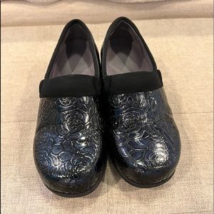 WOMEN'S SOFTWALK MEREDITH SPORT CLOGS in black, size 8.5 ladies, like new